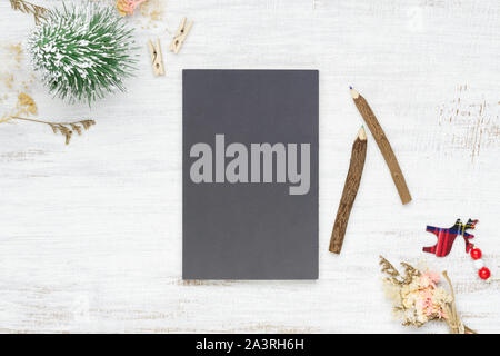 Weihnachten mockup Hintergrund mit Leerzeichen notebook, Christmas ornament Dekorationen auf weißer Tisch. Platz für Text. Ansicht von oben. Weihnachten zu tun Liste o Stockfoto