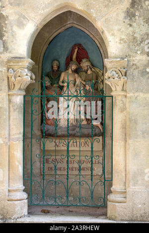 Rocamadour, Frankreich - 3. September 2018: Statinon 10 Jesus wird seiner Kleider beraubt. Stationen der Kreuzigung am Heiligtum von Rocamadour. Stockfoto