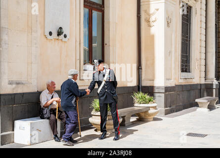 Syrakus Sizilien/Italien - 04 Oktober 2019: Carabinieri mit zwei ältere Menschen in der Stadt diskutieren Stockfoto