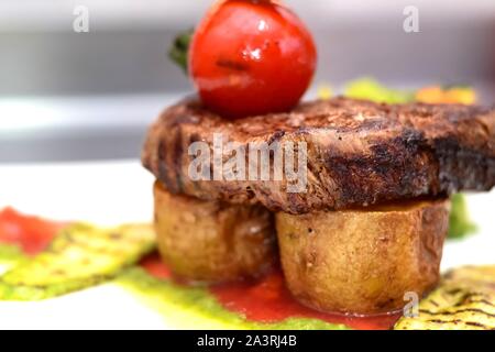 FILETSTEAK, saftiges gegrilltes Filetsteak mit gegrilltem mediterranen Gemüse und Brocolli-Maische in einem 5-Sterne-Restaurant im mediterranen Stil Stockfoto