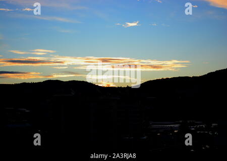 SUNRISE Mahmutlar, Alanya Türkei. Die Sonne über dem Kargicak Hügel und mahmutlar Dächer und Leuchtet der Himmel als der neue Tag beginnt. Stockfoto