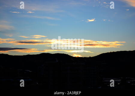 SUNRISE Mahmutlar, Alanya Türkei. Die Sonne über dem Kargicak Hügel und mahmutlar Dächer und Leuchtet der Himmel als der neue Tag beginnt. Stockfoto