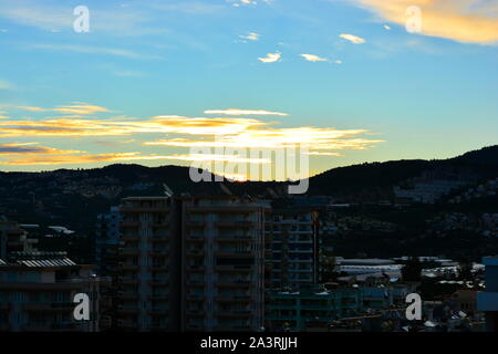 SUNRISE Mahmutlar, Alanya Türkei. Die Sonne über dem Kargicak Hügel und mahmutlar Dächer und Leuchtet der Himmel als der neue Tag beginnt. Stockfoto