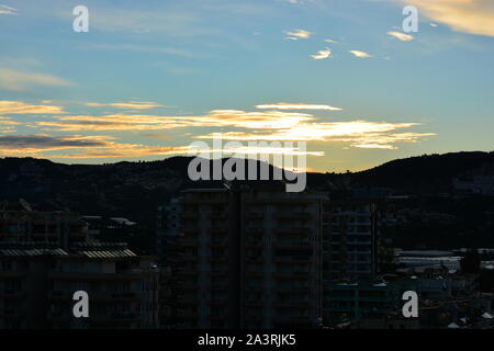 SUNRISE Mahmutlar, Alanya Türkei. Die Sonne über dem Kargicak Hügel und mahmutlar Dächer und Leuchtet der Himmel als der neue Tag beginnt. Stockfoto