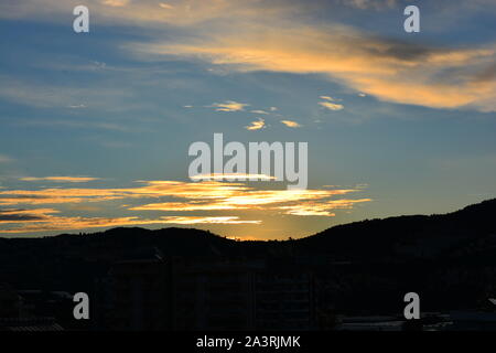 SUNRISE Mahmutlar, Alanya Türkei. Die Sonne über dem Kargicak Hügel und mahmutlar Dächer und Leuchtet der Himmel als der neue Tag beginnt. Stockfoto