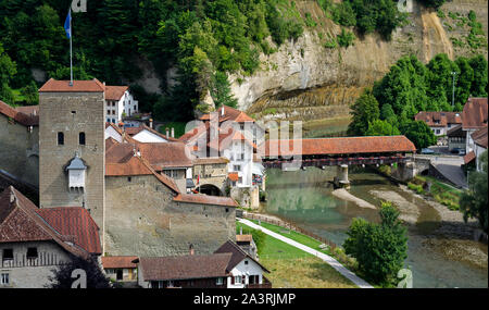 Mittelalterliche Stadt Fribourg, Schweiz mit Turm und alte hölzerne Brücke crosisng der Sarine Fluss Stockfoto