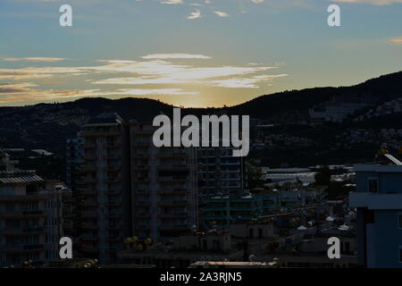 SUNRISE Mahmutlar, Alanya Türkei. Die Sonne über dem Kargicak Hügel und mahmutlar Dächer und Leuchtet der Himmel als der neue Tag beginnt. Stockfoto