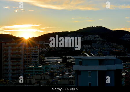 SUNRISE Mahmutlar, Alanya Türkei. Die Sonne über dem Kargicak Hügel und mahmutlar Dächer und Leuchtet der Himmel als der neue Tag beginnt. Stockfoto