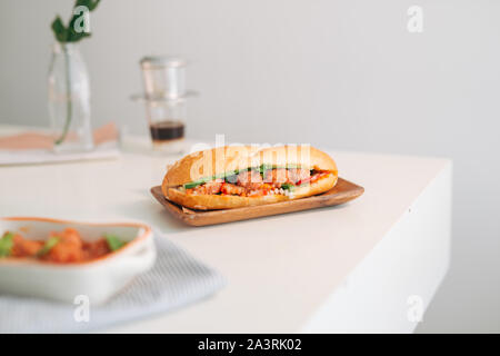 Traditionelle vietnamesische Frühstück Gericht namens Banh MI Xiu Mai Stockfoto