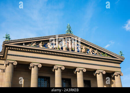 Philadelphia Museum Art, Blick auf den neoklassizistischen Pediment über dem Portikus des Ostflügels des Philadelphia Museum of Art, Pennsylvania, USA Stockfoto