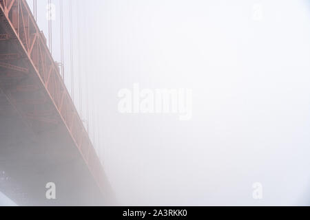 Blick auf die Golden Gate Bridge im Nebel Stockfoto