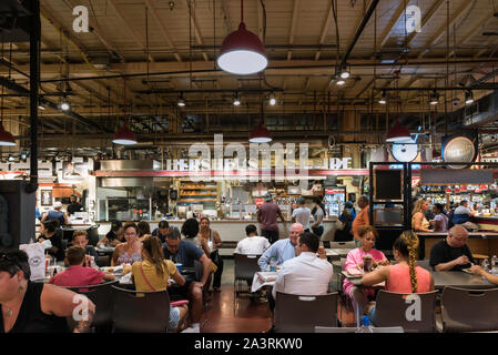 Reading Terminal Market, Blick auf Menschen, die an Tischen in Reading Terminal Market in Philadelphia, Pennsylvania, PA, USA Essen Stockfoto