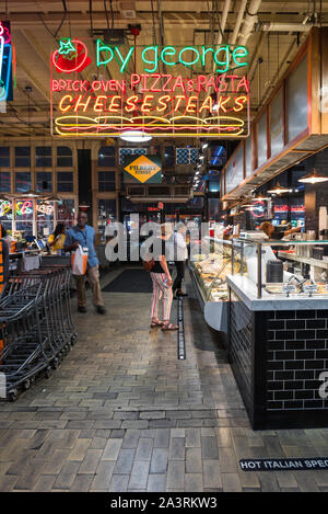 Reading Terminal Market, Blick in das Innere der Reading Terminal Lebensmittelmarkt in Philadelphia, Pennsylvania, PA, USA Stockfoto