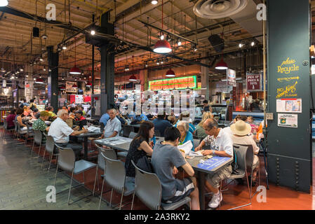 Reading Terminal Market, Blick auf Menschen, die an Tischen in Reading Terminal Market in Philadelphia, Pennsylvania, PA, USA Essen Stockfoto