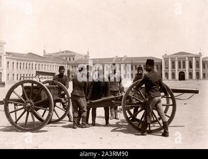 Türkische berittene Artillerie vor der Kaserne. Berittene Artillerie war eine Art von Licht, schnelllebig, und schnell - Zündung Artillerie, die hochgradig mobile bereitgestellt Stockfoto