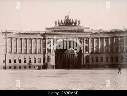 Das Gebäude ist ein Gebäude mit einer 580 m langen bogenförmigen Fassade, am Schlossplatz in Sankt Petersburg, Russland befindet sich vor dem W