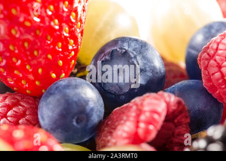 Eine Sammlung von Sommer Beeren, Erdbeeren, Heidelbeeren und Himbeeren. Stockfoto