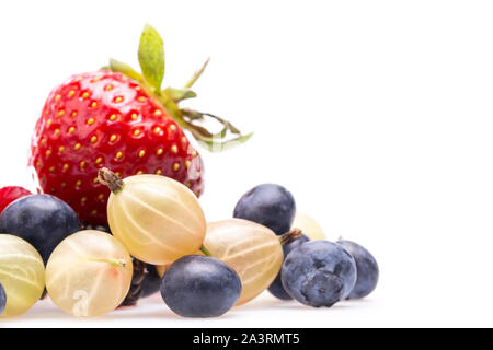 Eine Sammlung von Sommer Beeren, Erdbeeren, Heidelbeeren, Stachelbeeren und Himbeeren. Stockfoto