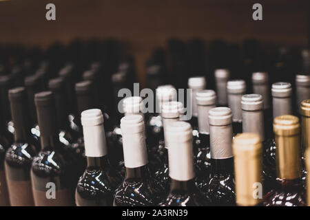 Weinflaschen. Selektive konzentrieren. Die weinlagerung. Vitrine mit Wein. Präsentation von Wein im Handel Stockfoto