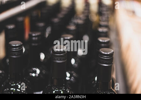 Weinflaschen. Selektive konzentrieren. Die weinlagerung. Vitrine mit Wein. Präsentation von Wein im Handel Stockfoto