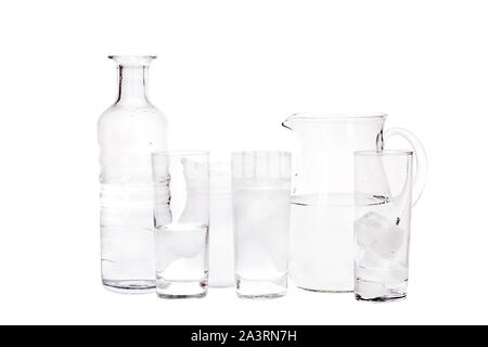 Studio Bild der Wasserkrug, Flasche und Gläser mit Freistellungspfad Stockfoto