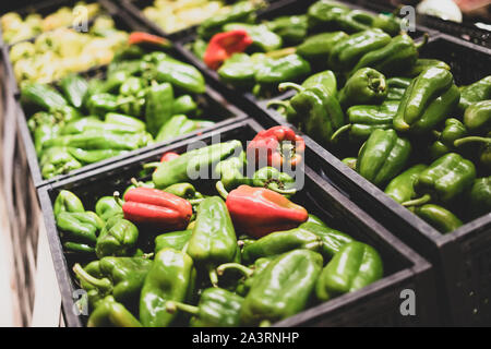 Grüner Pfeffer auf einem Schaufenster in Kartons. Gesunde Ernährung und Vitamine. Frisches Gemüse Stockfoto