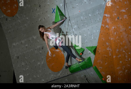 Lucka Rakovec Sloweniens konkurriert im Schwierigkeitsklettern womans Final an der IFSC Climbing Weltmeisterschaften am Edinburgh International Climbi Stockfoto