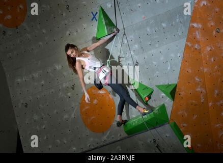 Lucka Rakovec Sloweniens konkurriert im Schwierigkeitsklettern womans Final an der IFSC Climbing Weltmeisterschaften am Edinburgh International Climbi Stockfoto