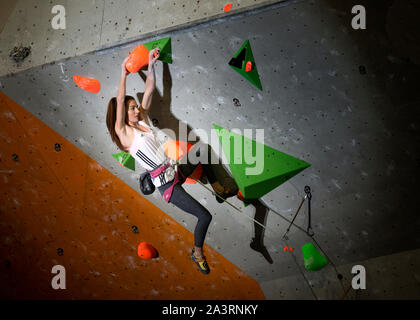 Lucka Rakovec Sloweniens konkurriert im Schwierigkeitsklettern womans Final an der IFSC Climbing Weltmeisterschaften am Edinburgh International Climbi Stockfoto