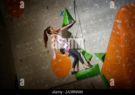 Lucka Rakovec Sloweniens konkurriert im Schwierigkeitsklettern womans Final an der IFSC Climbing Weltmeisterschaften am Edinburgh International Climbi Stockfoto