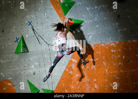 Lucka Rakovec Sloweniens konkurriert im Schwierigkeitsklettern womans Final an der IFSC Climbing Weltmeisterschaften am Edinburgh International Climbi Stockfoto