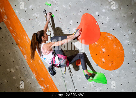 Lucka Rakovec Sloweniens konkurriert im Schwierigkeitsklettern womans Final an der IFSC Climbing Weltmeisterschaften am Edinburgh International Climbi Stockfoto