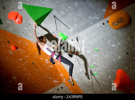 Lucka Rakovec Sloweniens konkurriert im Schwierigkeitsklettern womans Final an der IFSC Climbing Weltmeisterschaften am Edinburgh International Climbi Stockfoto