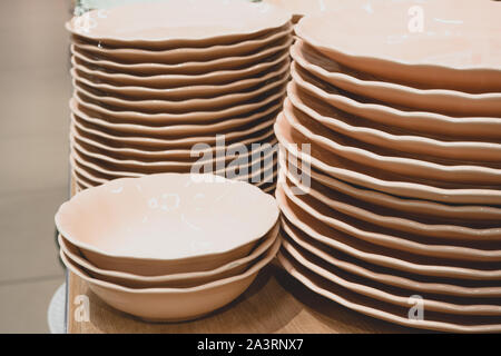 Stapel von sauberen weißen Gerichte im Speisesaal. Food Court in einem Einkaufszentrum, Gastronomie Stockfoto