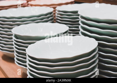 Stapel von sauberen weißen Gerichte im Speisesaal. Food Court in einem Einkaufszentrum, Gastronomie Stockfoto