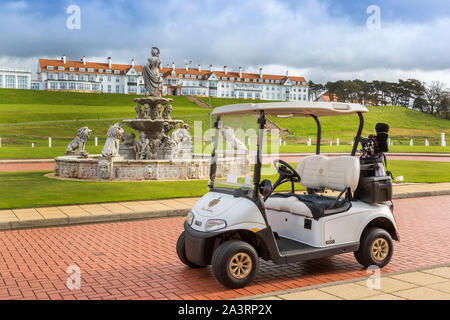 Trump Turnberry Golf und Hotel Resort, mit einem Blick aus dem Clubhaus über den kunstvollen Brunnen Richtung Hotel, Turnberry, Ayrshire, Schottland, Großbritannien Stockfoto