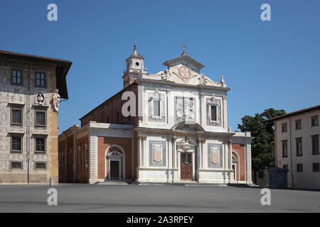 Blick auf den Platz vor der italienischen Kirche. Reich verzierte Fassade der Kirche von Santo Stefano dei Cavalieri Piazza dei Cavalieri. Keine Menschen. Pisa, Italien Stockfoto