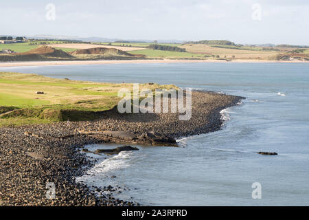 Graymare rock und die Nordseeküste bei Embleton Bucht als von Dunstanburgh Castle, Northumberland, England, Großbritannien Stockfoto