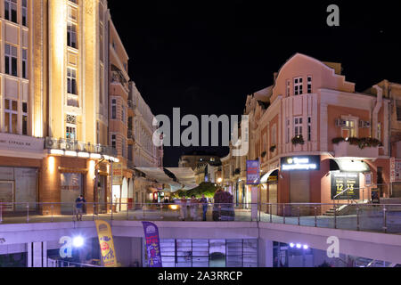 PLOVDIV, Bulgarien - 25. AUGUST 2019: Nacht Foto zentralen Fußgängerzone in der Stadt von Plovdiv, Bulgarien Stockfoto