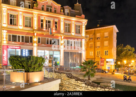 PLOVDIV, Bulgarien - 25. AUGUST 2019: Nacht Foto zentralen Fußgängerzone in der Stadt von Plovdiv, Bulgarien Stockfoto