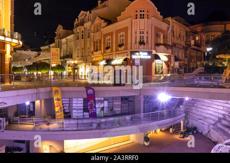 PLOVDIV, Bulgarien - 25. AUGUST 2019: Nacht Foto zentralen Fußgängerzone in der Stadt von Plovdiv, Bulgarien Stockfoto