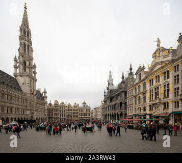 Brüssel, Brüssel, Grand Place/Grote Markt, Blick von Südwest, links das Rathaus, rechts das Maison du Roi Stockfoto