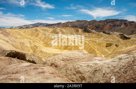 Erodieren vulkanischer Asche und Schlamm Hügel, Badlands, am Zabriskie Point, Death Valley National Park, Kalifornien, USA Stockfoto