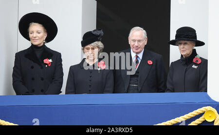 Foto muss Gutgeschrieben © Kate Grün/Alpha Presse 079965 08/11/2015 Prinzessin Michael von Kent, Herzog und die Herzogin von Gloucester und Prinzessin Alexandra während der Erinnerung Sonntag Service am Ehrenmal in Whitehall, London. Stockfoto