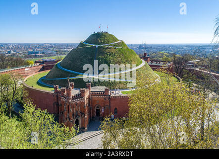 Kosciuszko Damm (kopiec Kościuszki). Sehenswürdigkeit in Krakau, Polen. Im Jahr 1823 errichteten Tadedeusz Kosciuszko zu gedenken, und die Kapelle des Hl. Bronislawa. Stockfoto