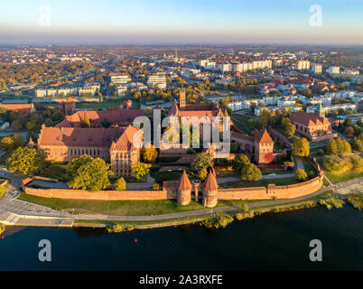 Mittelalterliche Burg Malbork (Marienburg) in Polen, die Festung des Deutschen Ordens auf dem Fluß Nogat. Die Antenne auf die Skyline der Stadt im Herbst Stockfoto