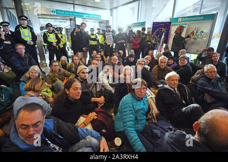 Aktivisten der Bühne ein "Hongkong" Stil der Sperrung der Ausfahrt aus der Docklands Light Railway zum City Airport, London, während ein Aussterben Rebellion (XR) Klimawandel protestieren. Stockfoto