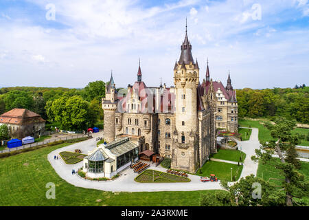 Eine fabelhafte historische Burg in Moszna in der Nähe von Oppeln, Schlesien, Polen. Im XVII Jahrhundert erbaut, von 1900 bis 1914 verlängert. Stockfoto