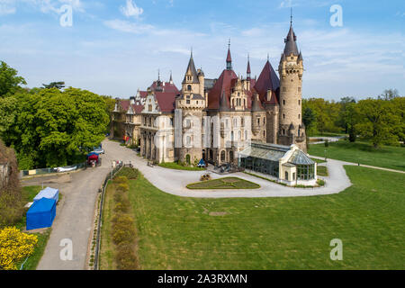 Eine fabelhafte historische Burg in Moszna in der Nähe von Oppeln, Schlesien, Polen. Im XVII Jahrhundert erbaut, von 1900 bis 1914 verlängert Stockfoto