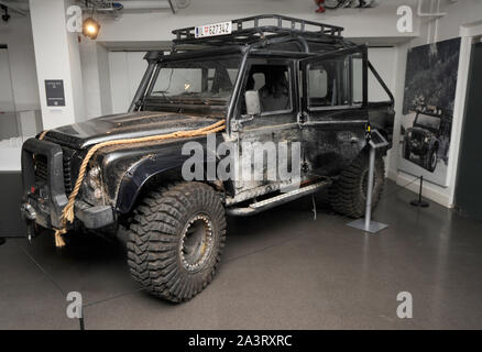 Foto muss Gutgeschrieben © Kate Grün/Alpha werden Drücken Sie 079965 17/11/2015 ein Land Rover Defender in der neuesten James Bond Film Gespenst an den Autos von Gespenst verwendet wird die größte Sammlung von James Bond Fahrzeuge in der Welt an der Bond in Motion Ausstellung bei der London Film Museum, Covent Garden. Stockfoto